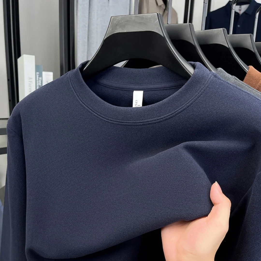 Mens Fashion Clothes - 柔らかいコットン素材を使用した、高級ブランドのメンズ長袖ラウンドネックTシャツ。秋のファッションに合う、刺繍が施されたゆったりとした韓国風スウェットシャツで、カジュアルなトップスとして最適。
